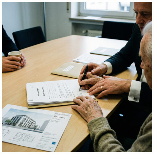 Eine dritte Person führt vorsichtig die fragile, zitternde Hand einer älteren Person zur Unterschrift auf einem wichtigen Dokument.